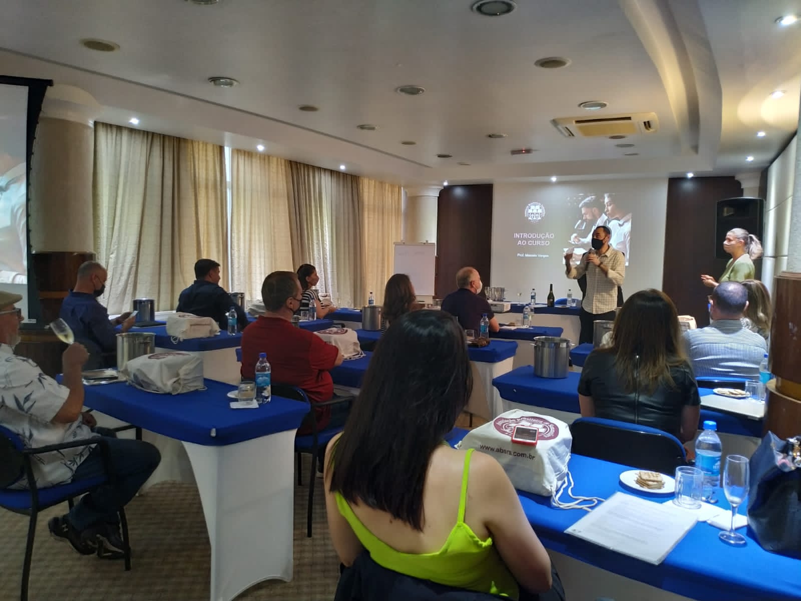 Ilustração blog https://www.dev.abs-brasil.com/noticia/abs-estaduais/abs-rs-recebe-inscricoes-para-curso-de-sommelier-presencial-na-serra-gaucha